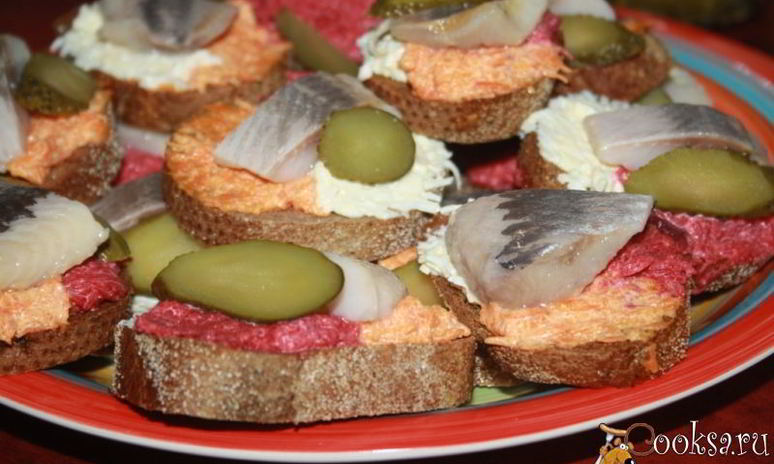 Рецепт разноцветных бутербродов с сельдью