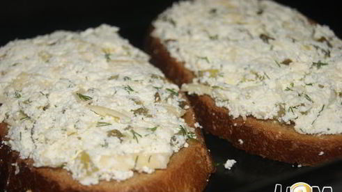 творожные бутерброды с огурцом и зеленью