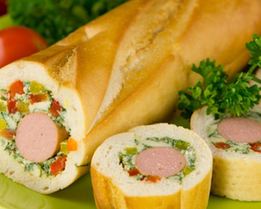 Закрытый бутерброд с сосисками, соленым огурцом и болгарским перцем