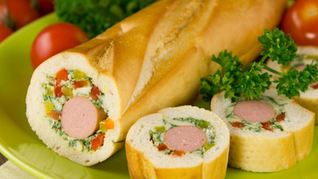 Закрытый бутерброд с сосисками, соленым огурцом и болгарским перцем