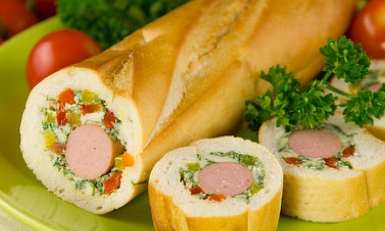 Рецепт закрытого бутерброда с сосисками, соленым огурцом и болгарским перцем