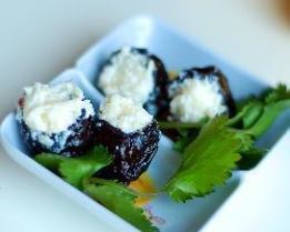 Чернослив, фаршированный сыром с чесноком