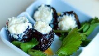 Чернослив, фаршированный сыром с чесноком