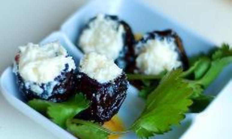 Рецепт чернослива, фаршированного сыром с чесноком