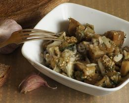 Чесночная закуска из запечных баклажанов