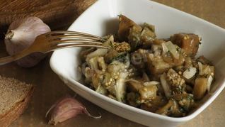 Чесночная закуска из запечных баклажанов