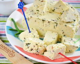 Домашний сыр с зеленью и тмином