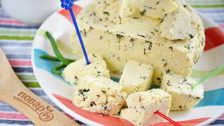 Домашний сыр с зеленью и тмином