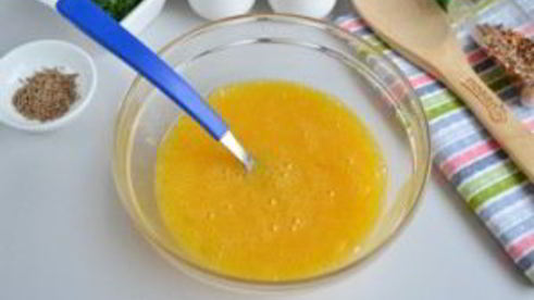 домашний сыр с зеленью и тмином