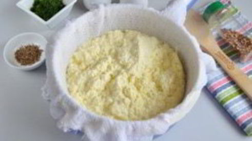 домашний сыр с зеленью и тмином