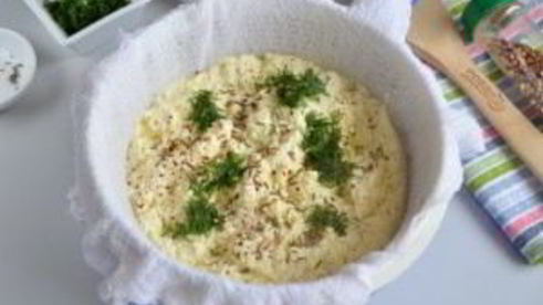 домашний сыр с зеленью и тмином