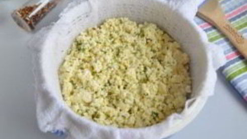 домашний сыр с зеленью и тмином