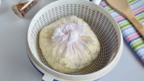 домашний сыр с зеленью и тмином