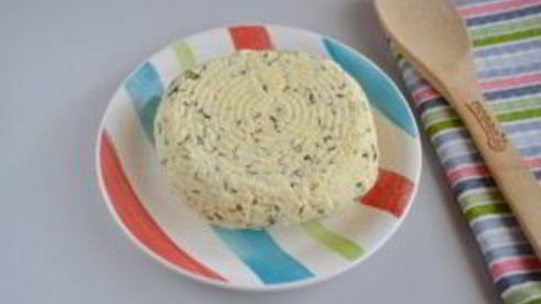 домашний сыр с зеленью и тмином