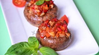 Фаршированные шампиньоны с помидорами в духовке