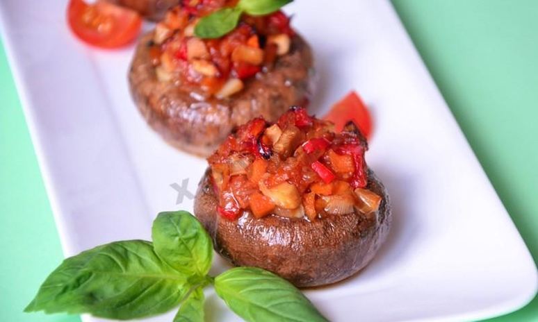Рецепт фаршированных шампиньонов с помидорами в духовке