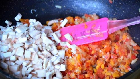 фаршированные шампиньоны с помидорами в духовке