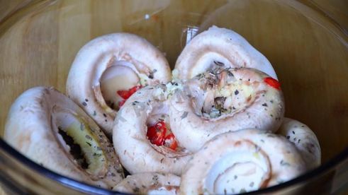 фаршированные шампиньоны с помидорами в духовке