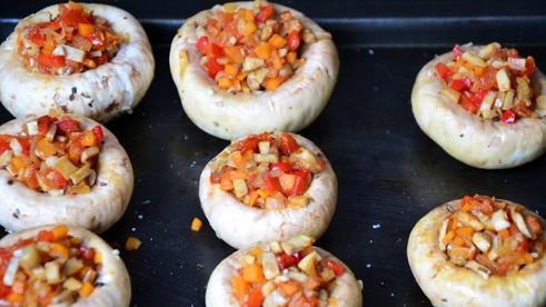 фаршированные шампиньоны с помидорами в духовке