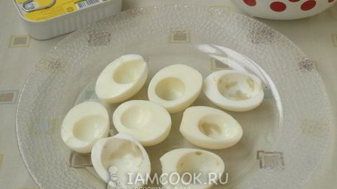 яйца, фаршированные печенью трески