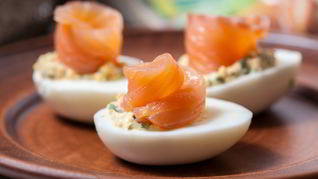Яйца, фаршированные семгой