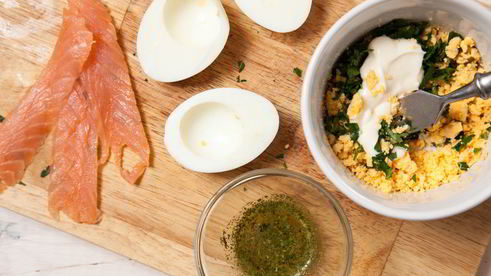 яйца, фаршированные семгой