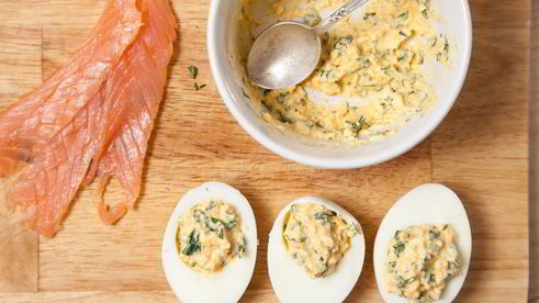 яйца, фаршированные семгой