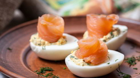 яйца, фаршированные семгой