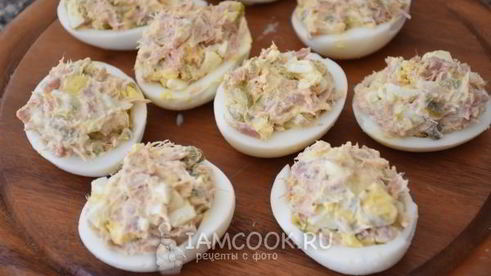 яйца, фаршированные тунцом