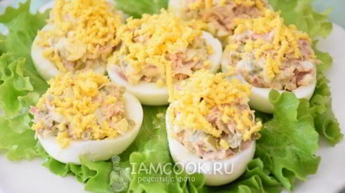 яйца, фаршированные тунцом