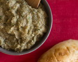 Икра из баклажанов с зеленью и оливковым маслом