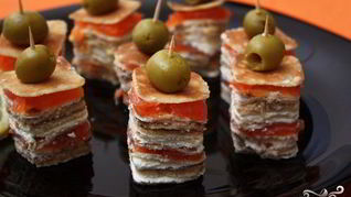 Канапе из блинов на шпажках