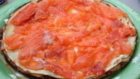 канапе из блинов на шпажках