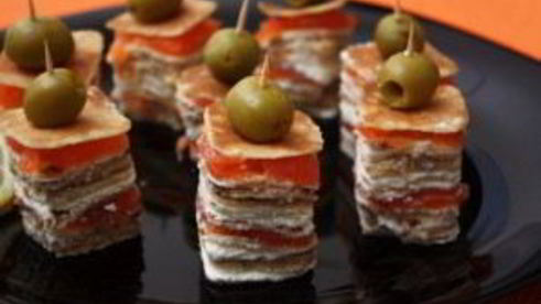 канапе из блинов на шпажках