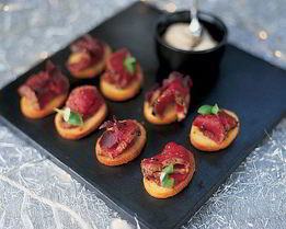 Канапе из говядины с хреном