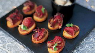 Канапе из говядины с хреном