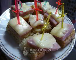 Канапе с колбасой и сыром