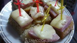 Канапе с колбасой и сыром