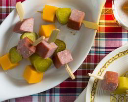 Канапе с сыром и колбаской