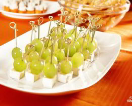 Канапе с сыром и виноградом