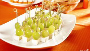 Канапе с сыром и виноградом