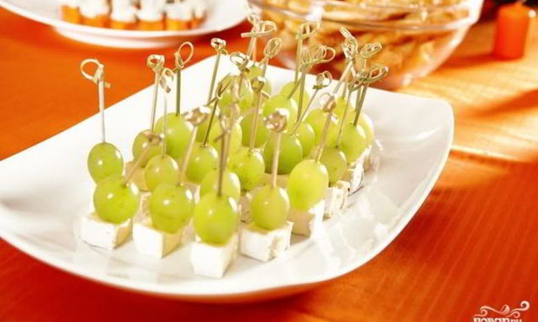 Рецепт канапе с сыром и виноградом