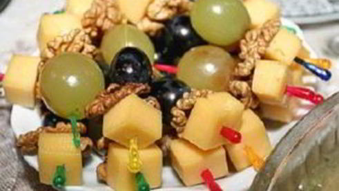 канапе с сыром и виноградом