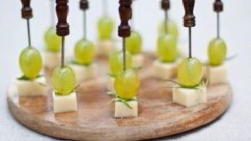 канапе с сыром и виноградом