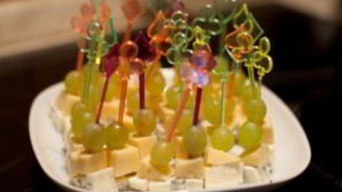 канапе с сыром и виноградом