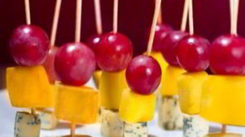 канапе с сыром и виноградом