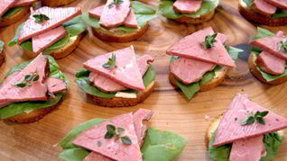 Канапе с ветчиной и шпинатом