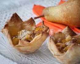 Корзиночки из слоеного теста, запеченные с медовыми грушами и сыром