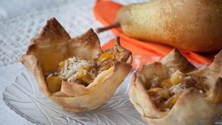 Корзиночки из слоеного теста, запеченные с медовыми грушами и сыром