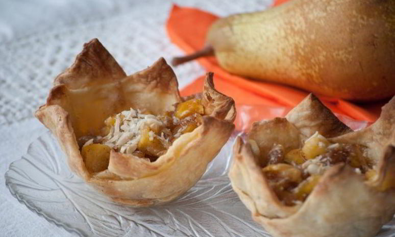 Рецепт корзиночек из слоеного теста, запеченные с медовыми грушами и сыром